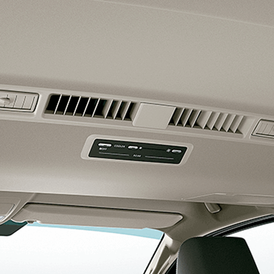 Clima perfecto para cada pasajero. 
 La zona delantera dispone de aire acondicionado, aire forzado y calefacción. En la zona posterior, cuentan  con aire acondicionado y calefacción con controles independientes (disponible según versión).